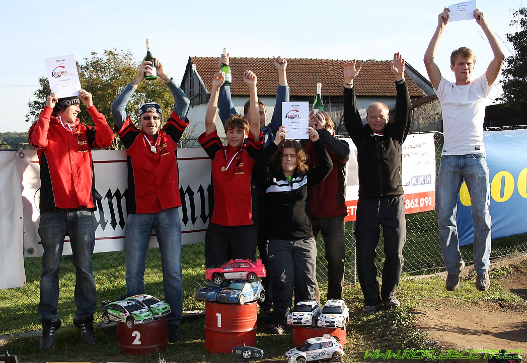  Tmy z leva  Rc Club Ist(Dejw Mishalko, Frantin Doleal),Bobik Team RcC( Filda,Petrs a Makyk Musalovi),DVB Team (Martin nytr skryt za ampusem,Vlastik a Adam Brentnerovi)  